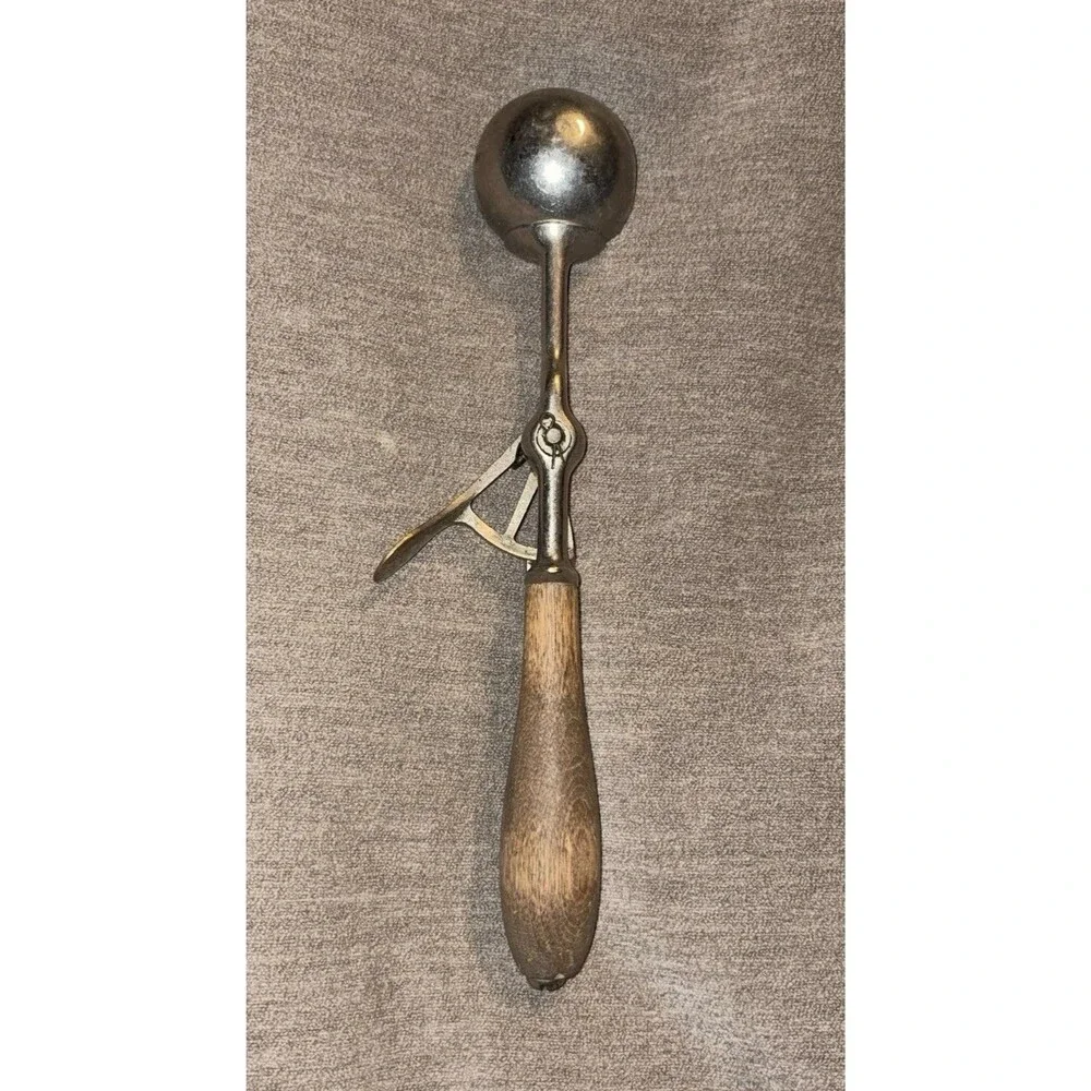Vintage Silver Gilchrist NO 31 Wooden Handle Ice Cream Scoop Size 24